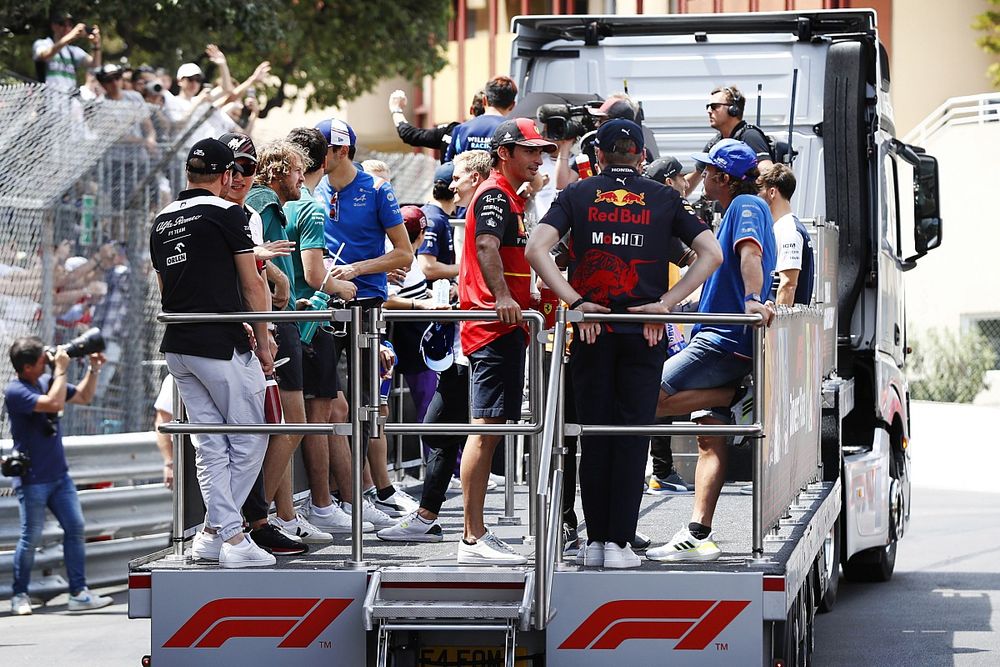 Carlos Sainz, Ferrari, speaks with Max Verstappen, Red Bull Racing, on the drivers parade bus