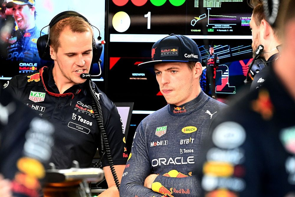 Max Verstappen, Red Bull Racing, con un ingeniero