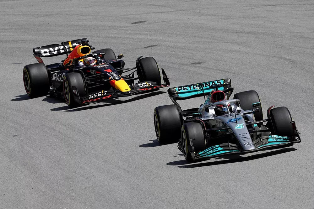 Max Verstappen, Red Bull Racing RB18 and George Russell, Mercedes W13 