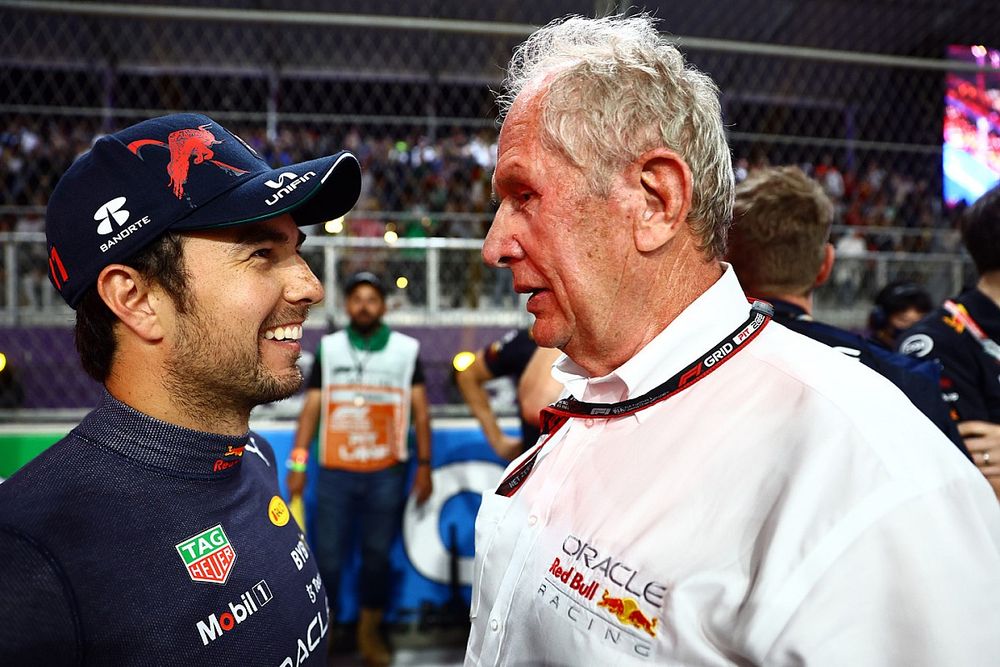 Sergio Pérez, Red Bull Racing, habla con Helmut Marko, asesor del equipo Red Bull Racing 