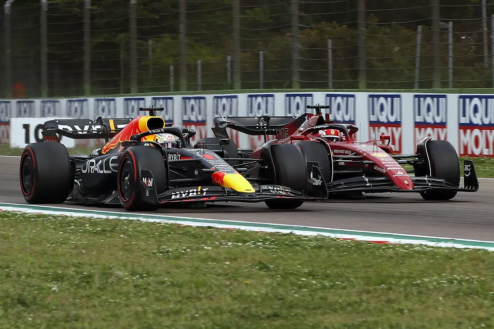 Max Verstappen, Red Bull Racing RB18, passa Charles Leclerc, Ferrari F1-75, e va al comando della Sprint Race