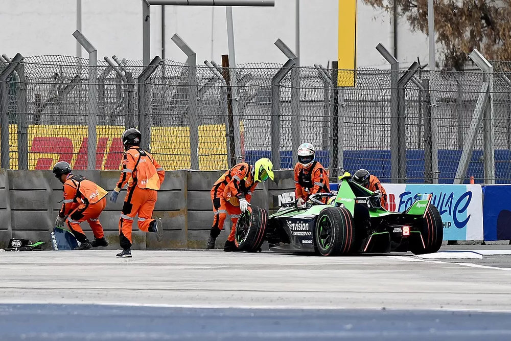 Marshals assist Robin Frijns, Envision Racing, Jaguar I-TYPE 6, after his retirement from the race