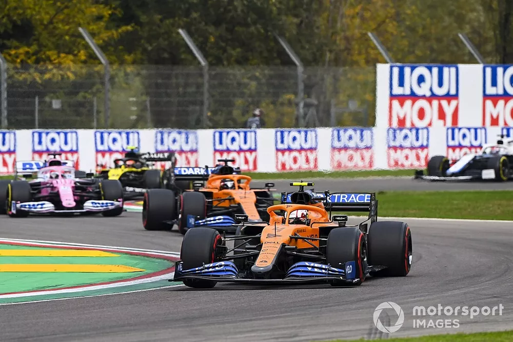 Lando Norris, McLaren MCL35, Carlos Sainz Jr., McLaren MCL35, y Sergio P&eacute;rez, Racing Point RP20