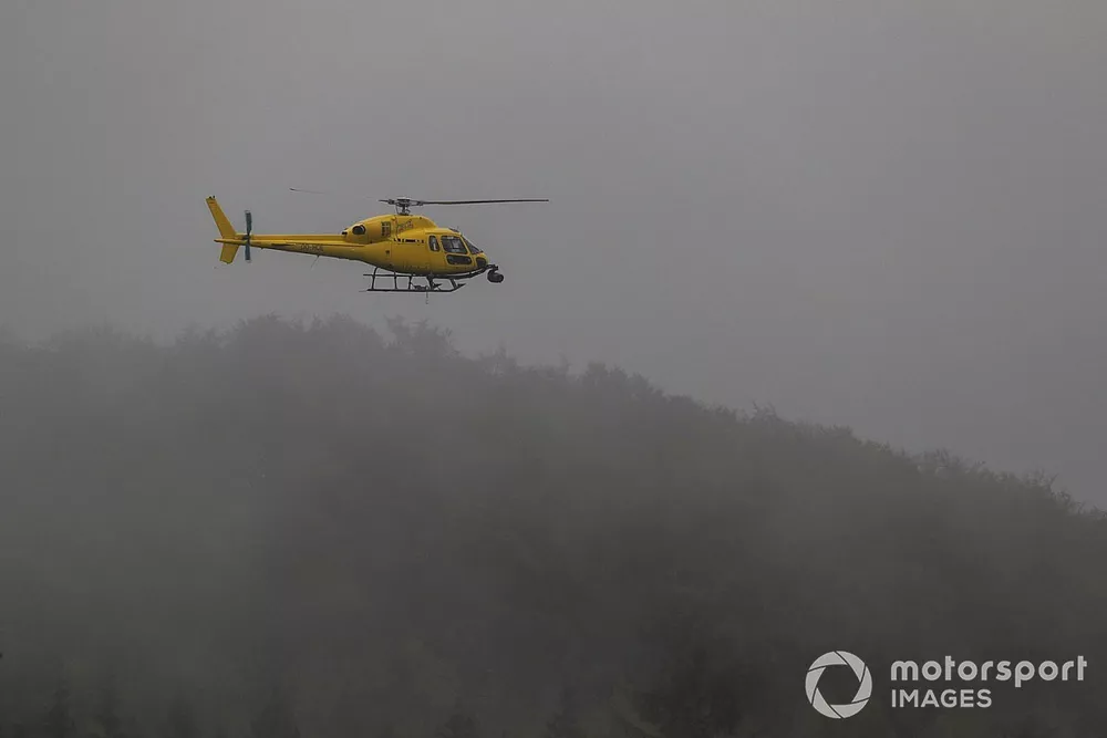Un helic&oacute;ptero sobrevuela el circuito
