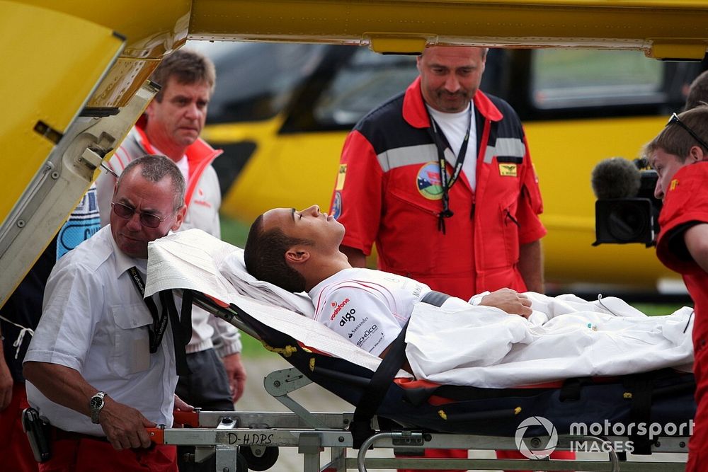 Lewis Hamilton,  McLaren, es llevado en helic&oacute;ptero al hospital tras su fuerte accidente