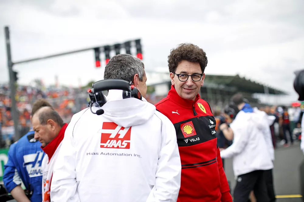 Guenther Steiner, team principal, Haas F1, et Mattia Binotto, team principal, Ferrari, sur la grille
