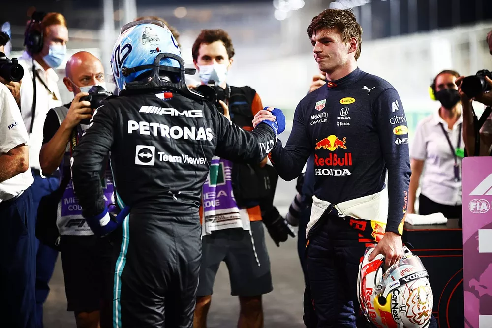 Valtteri Bottas, Mercedes, 3&ordf; posici&oacute;n, y Max Verstappen, Red Bull Racing, 2&ordf; posici&oacute;n, se felicitan mutuamente en el Parc Ferme