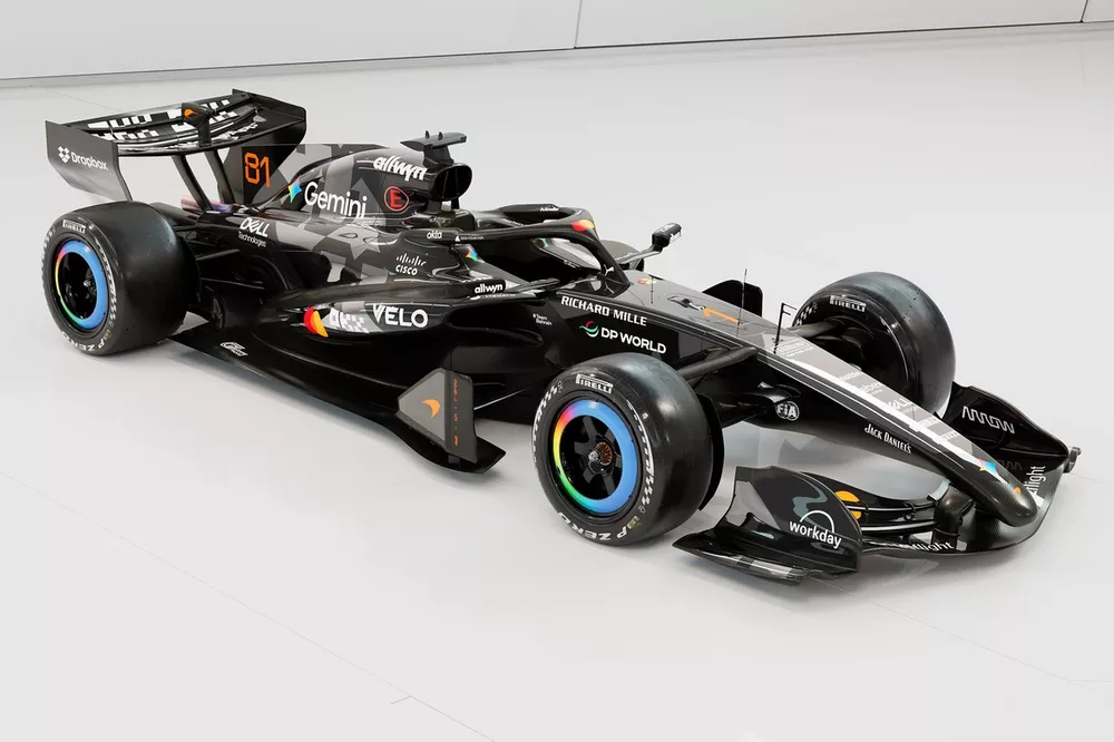 F1新時代も覇権を狙う！ 王者マクラーレン、テスト用ブラックカラーの