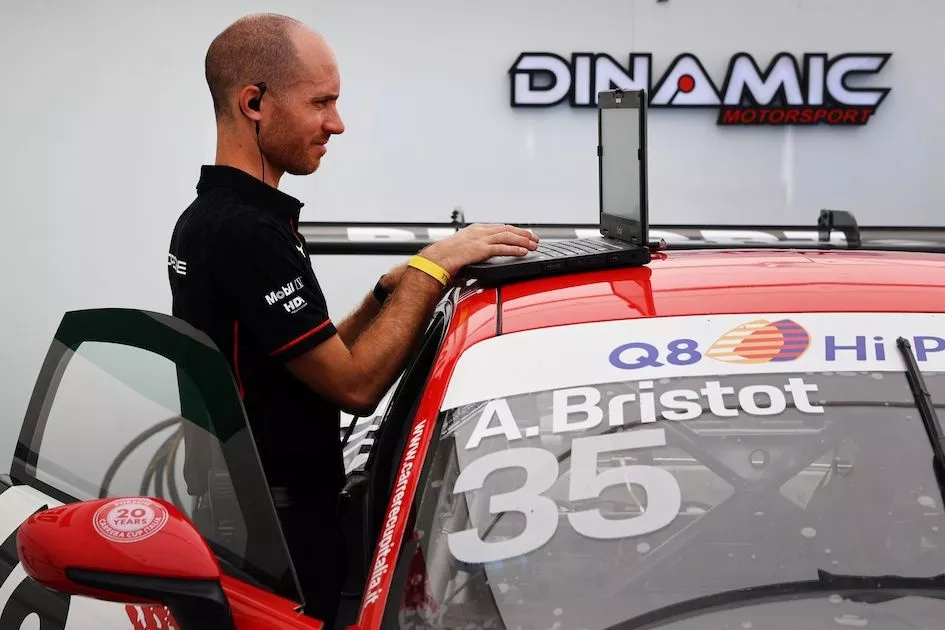 Tecnico al lavoro sulla 911 GT3 Cup di Bristot