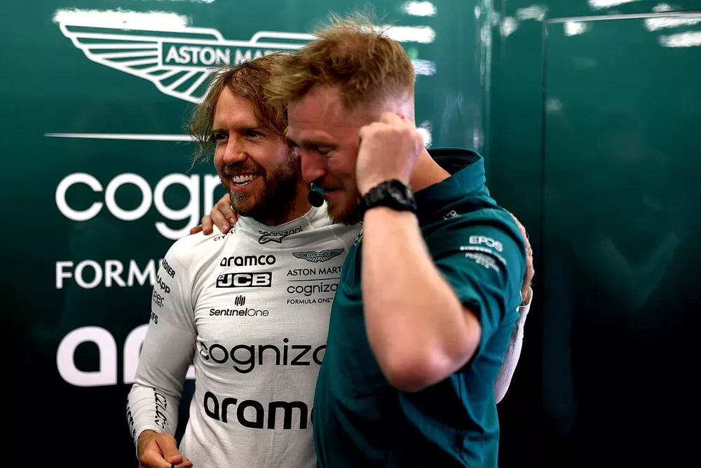 Sebastian Vettel, Aston Martin, con un ingeniero