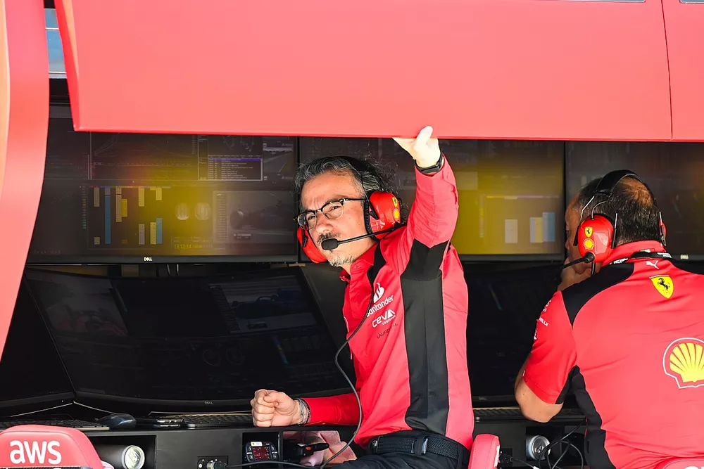 Laurent Mekies, director de carreras de la Scuderia Ferrari, Frederic Vasseur, director del equipo y director general de la Scuderia Ferrari, en el muro de boxes.