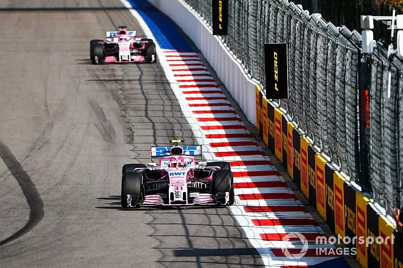 Esteban Ocon, Racing Point Force India VJM11, devant Sergio Perez, Racing Point Force India VJM11