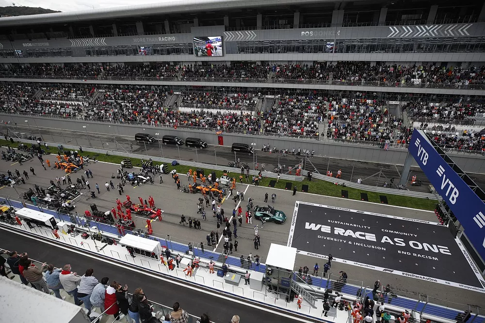 The busy pre race grid