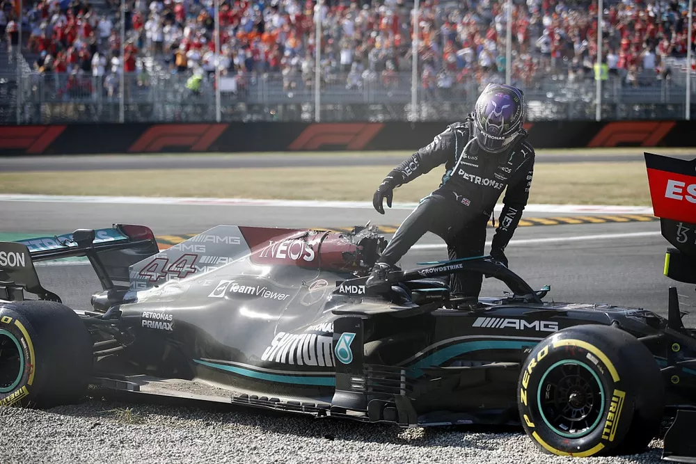 Lewis Hamilton, Mercedes, klimt uit zijn auto na de crash met Max Verstappen, Red Bull Racing