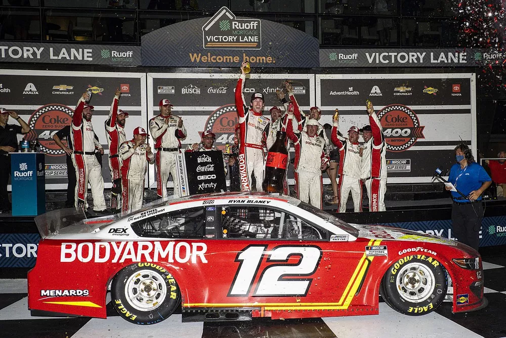 El ganador de la carrera, Ryan Blaney, Team Penske, Ford Mustang BodyArmor