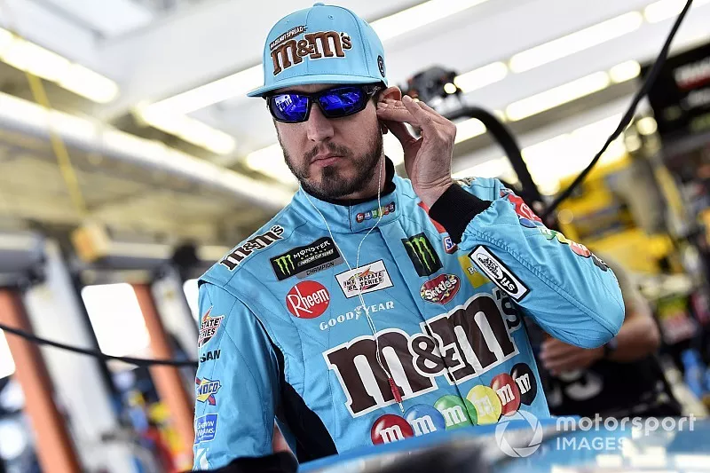  Kyle Busch, Joe Gibbs Racing, Toyota Camry M&M's Hazelnut