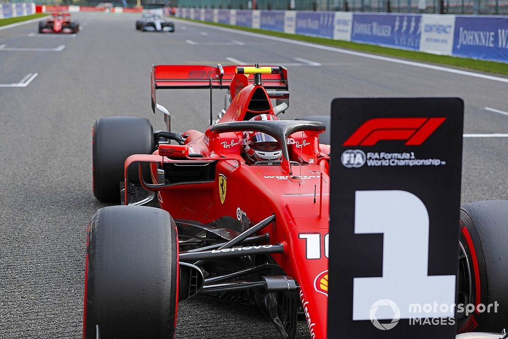 Ganador de la pole Charles Leclerc, Ferrari, segundo lugar Sebastian Vettel, Ferrari, tercer lugar Lewis Hamilton, Mercedes AMG F1
