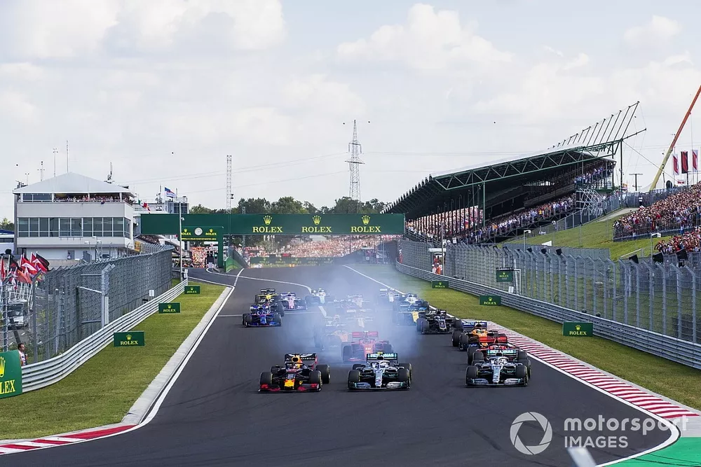 Max Verstappen, Red Bull Racing RB15, leads Valtteri Bottas, Mercedes AMG W10, Lewis Hamilton, Mercedes AMG F1 W10, and the rest of the field at the start