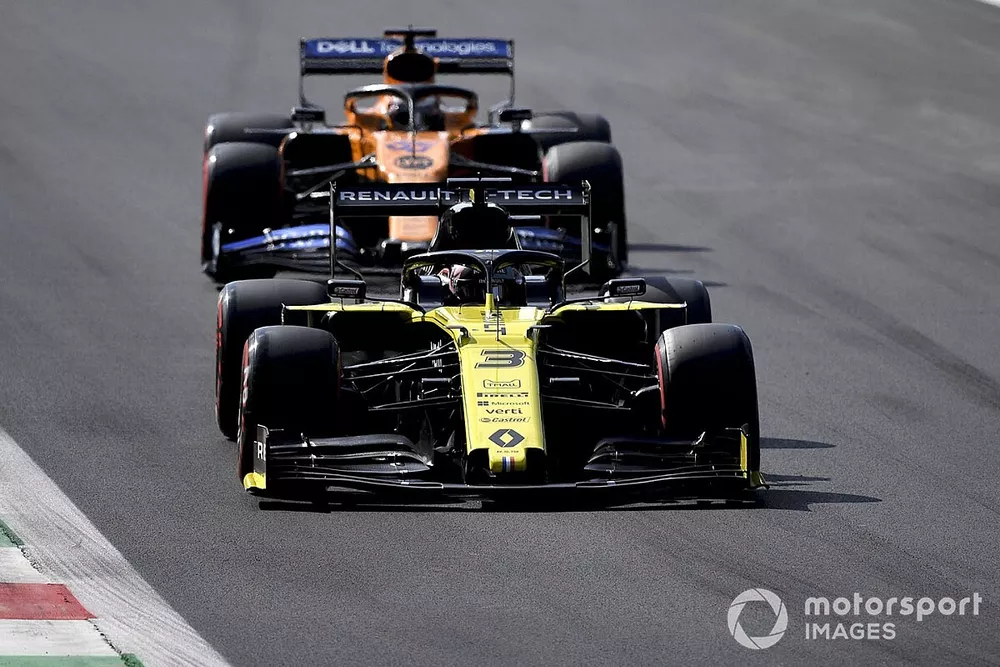 Daniel Ricciardo, Renault F1 Team R.S.19, devant Carlos Sainz Jr., McLaren MCL34
