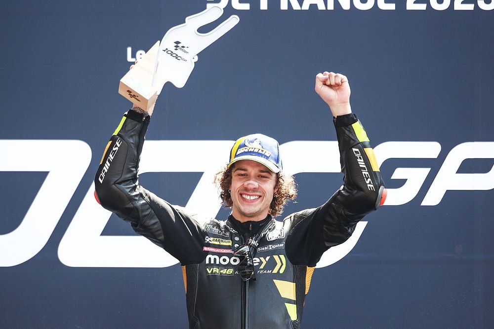 Podio: ganador Marco Bezzecchi, VR46 Racing Team