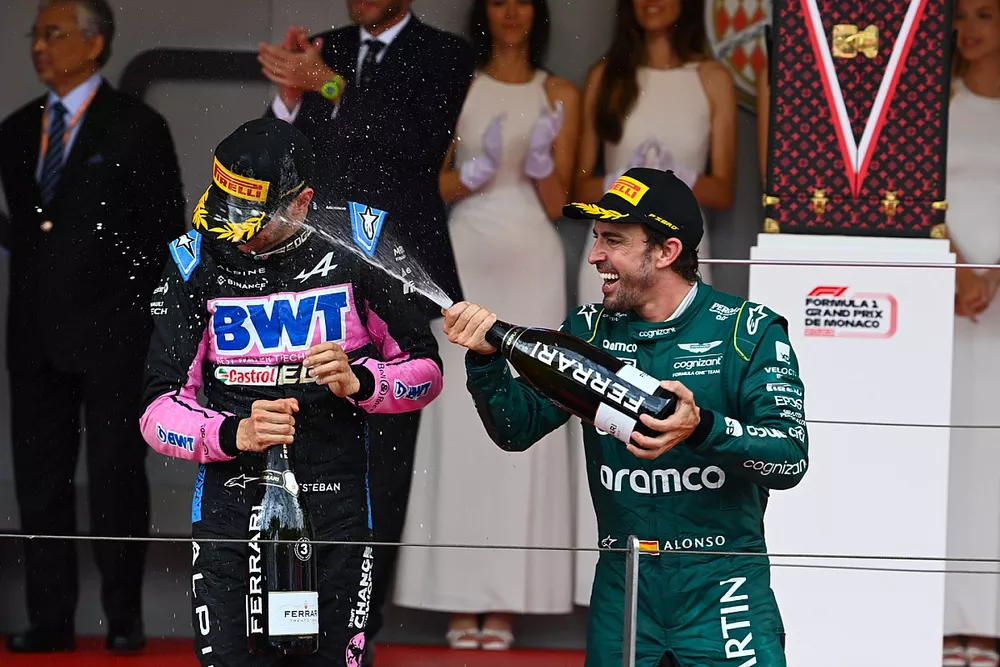 Podio: segundo lugar Fernando Alonso, Aston Martin F1 Team, tercer lugar Esteban Ocon, Alpine F1 Team