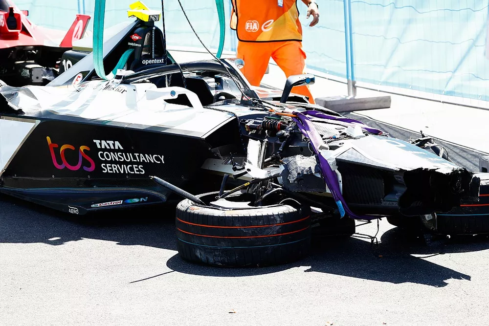 Marshals remove the car of Sam Bird, Jaguar Racing, Jaguar I-TYPE 6, with a crane after a big crash on the 9th lap