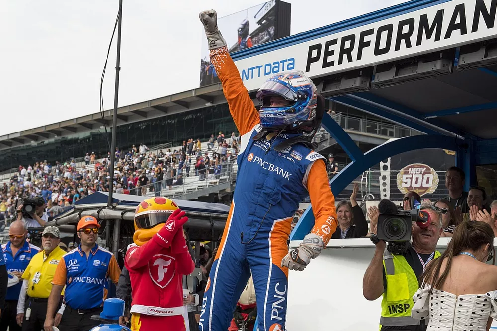 Pole award winnaar Scott Dixon, Chip Ganassi Racing Honda viert