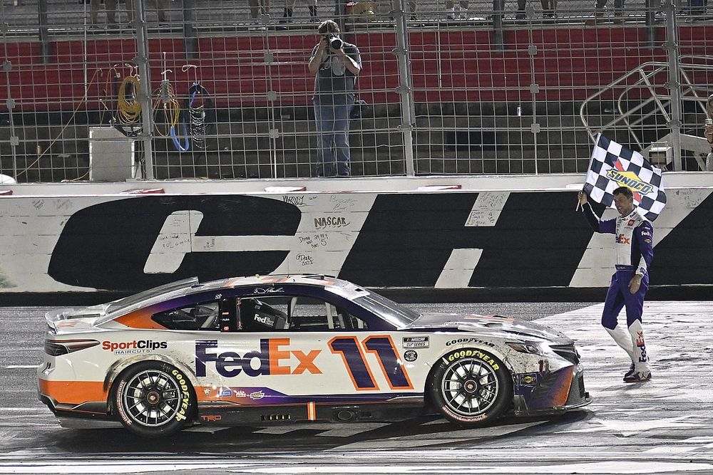 El ganador Denny Hamlin, Joe Gibbs Racing, FedEx Ground Toyota Camry