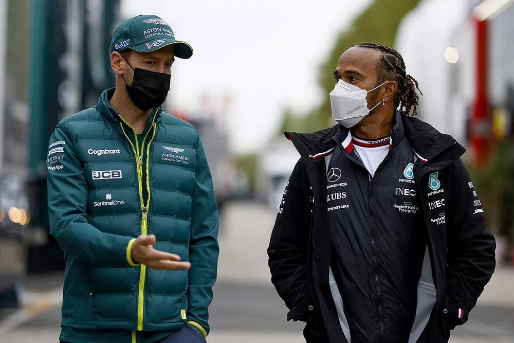 Sebastian Vettel, Aston Martin avec Lewis Hamilton, Mercedes

