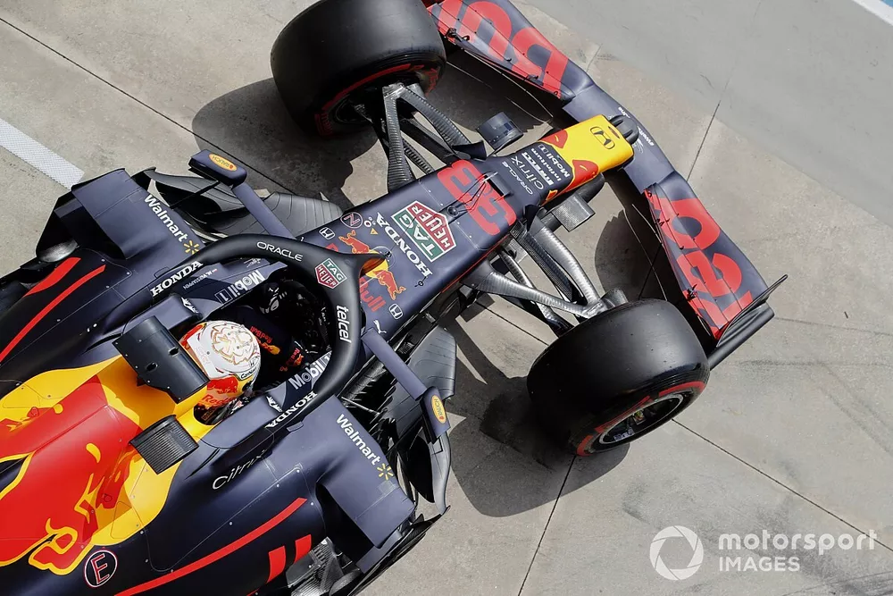 Max Verstappen, Red Bull Racing RB16B, quitte le garage