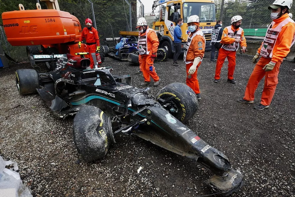 Monoplaza da&ntilde;ado de Valtteri Bottas, Mercedes W12 despu&eacute;s del choque