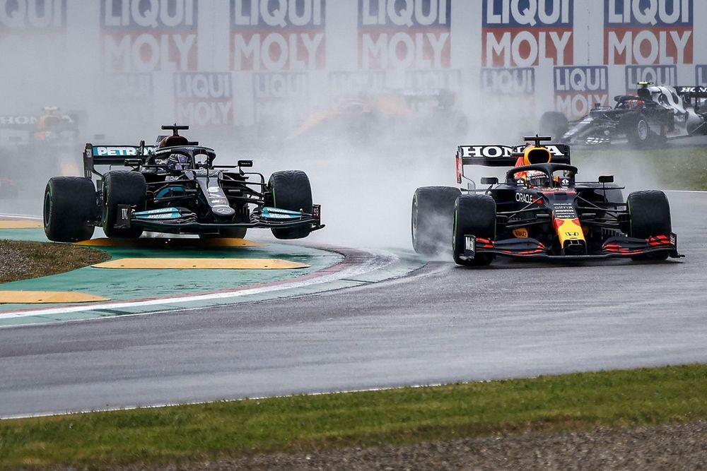 Max Verstappen, Red Bull Racing RB16B, Lewis Hamilton, Mercedes W12, at the start