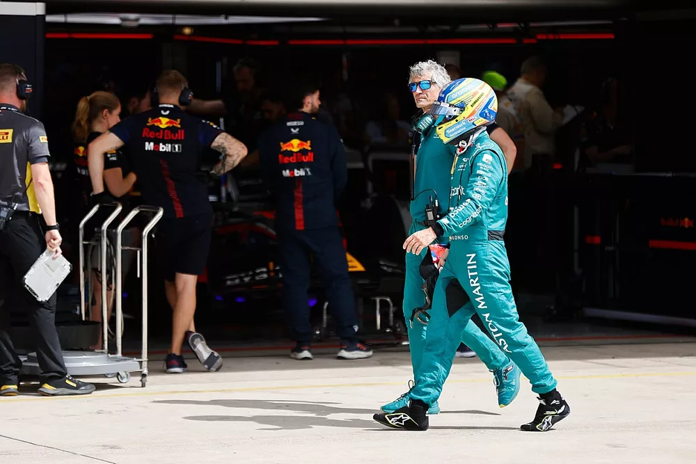 Fernando Alonso, Aston Martin F1 Team, en el pitlane