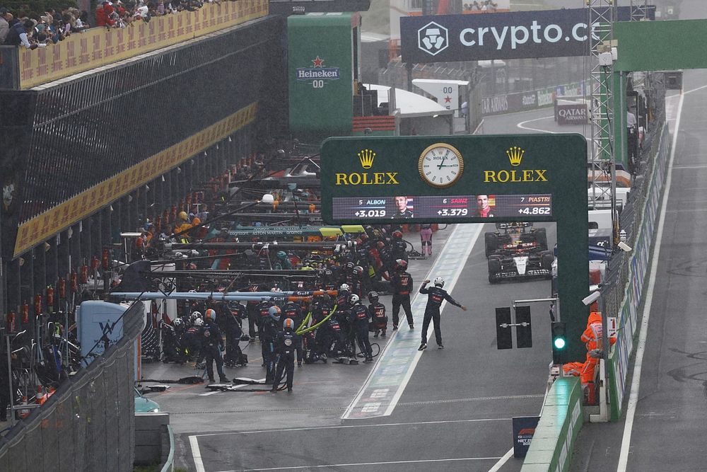 Yuki Tsunoda, AlphaTauri AT04, in the pit lane