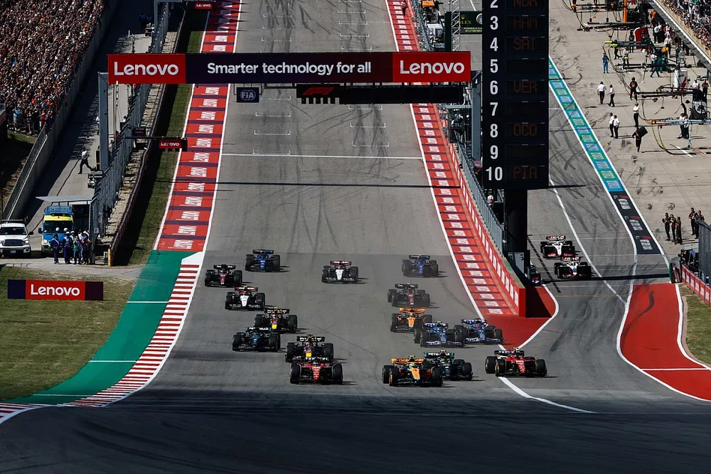 Charles Leclerc, Ferrari SF-23, Lando Norris, McLaren MCL60, Lewis Hamilton, Mercedes F1 W14, Carlos Sainz, Ferrari SF-23, Max Verstappen, Red Bull Racing RB19, George Russell, Mercedes F1 W14, et le reste du peloton au départ