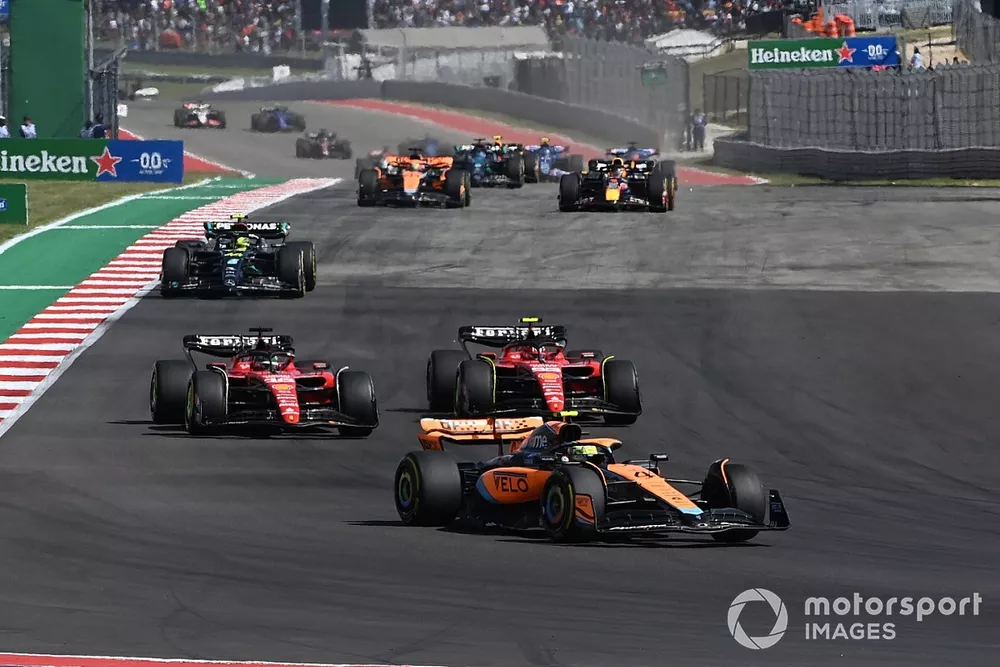 Lando Norris, McLaren MCL60, Charles Leclerc, Ferrari SF-23, Carlos Sainz