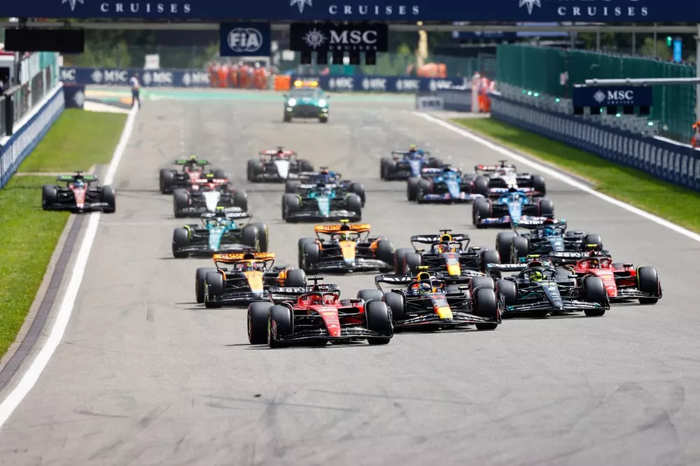 Charles Leclerc, Ferrari SF-23, Sergio Perez, Red Bull Racing RB19, Carlos Sainz, Ferrari SF-23, Lewis Hamilton, Mercedes F1 W14, Oscar Piastri, McLaren MCL60, Max Verstappen, Red Bull Racing RB19, the rest of the field at the start