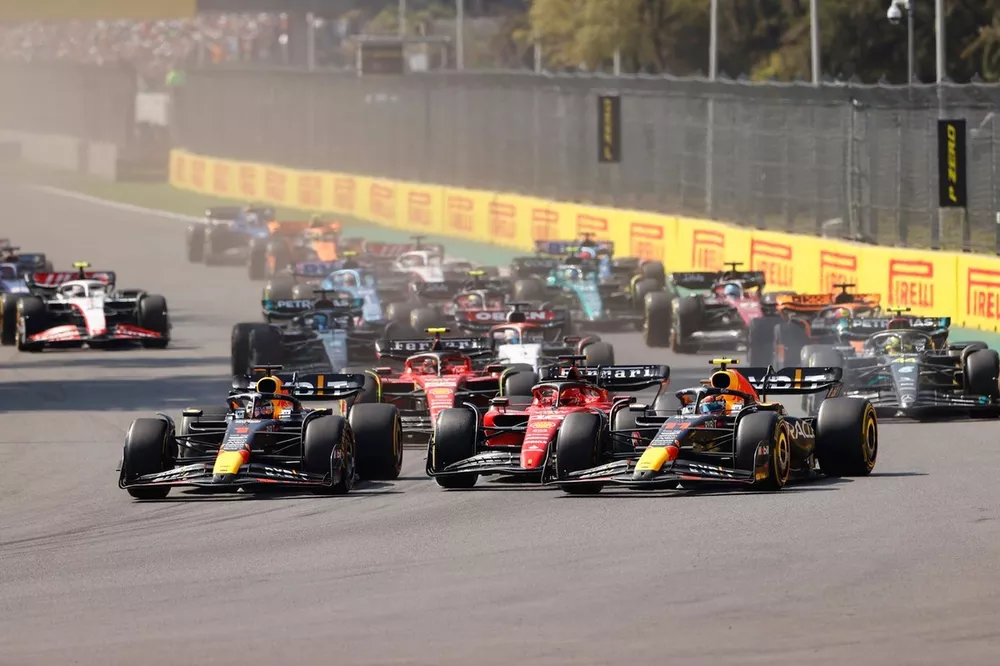 Max Verstappen, Red Bull Racing RB19, Charles Leclerc, Ferrari SF-23, Sergio Perez, Red Bull Racing RB19, Carlos Sainz, Ferrari SF-23, Lewis Hamilton, Mercedes F1 W14, George Russell, Mercedes F1 W14, the rest of the field at the start