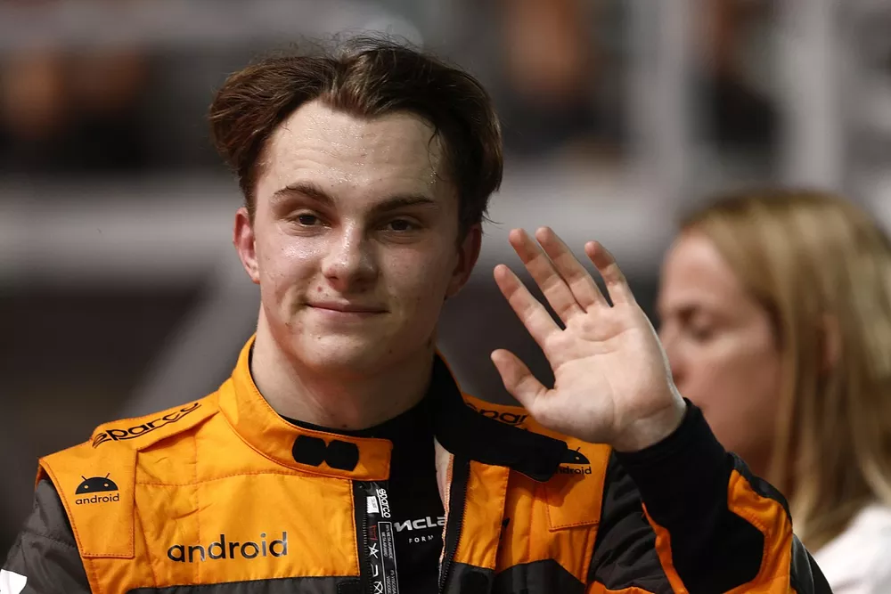 Oscar Piastri, McLaren, in Parc Ferme na de kwalificatie