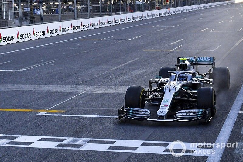 Race Winner Valtteri Bottas, Mercedes AMG F1 crosses the Finish line