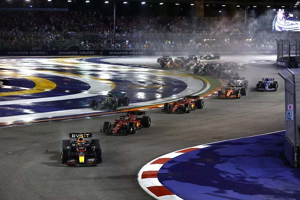 Sergio P&eacute;rez, Red Bull Racing RB18, Charles Leclerc, Ferrari F1-75, Lewis Hamilton, Mercedes W13, Carlos Sainz, Ferrari F1-75, Lando Norris, McLaren MCL36, el resto de la parrilla en la salida