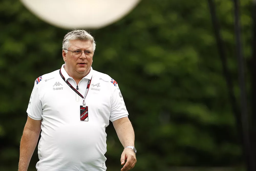 Otmar Szafnauer, director del equipo Alpine F1, llega a la pista