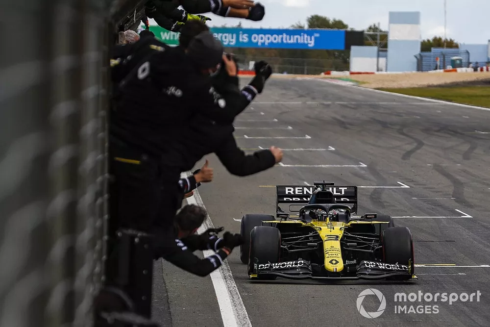 Daniel Ricciardo, Renault F1, 3rd position, crosses the line to the delight of his team