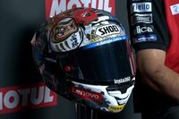 Márquez repite casco especial en Motegi: el daruma que quiere completar con el título
