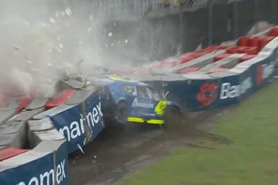 VÍDEO: Piloto perde controle de carro e detona muro na NASCAR México Series