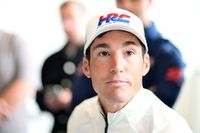 Aleix Espargaró abandona en su debut en ciclismo profesional por caída, con posible lesión