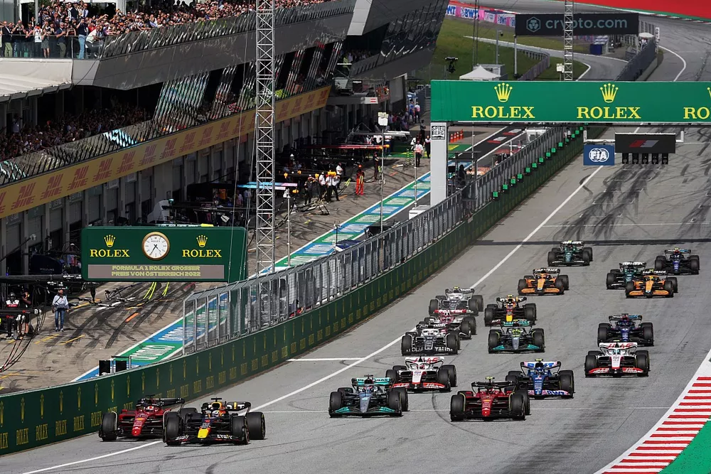 Max Verstappen, Red Bull Racing RB18, Charles Leclerc, Ferrari F1-75, Carlos Sainz, Ferrari F1-75, George Russell, Mercedes W13, el resto de la parrilla al inicio de la carrera Sprint