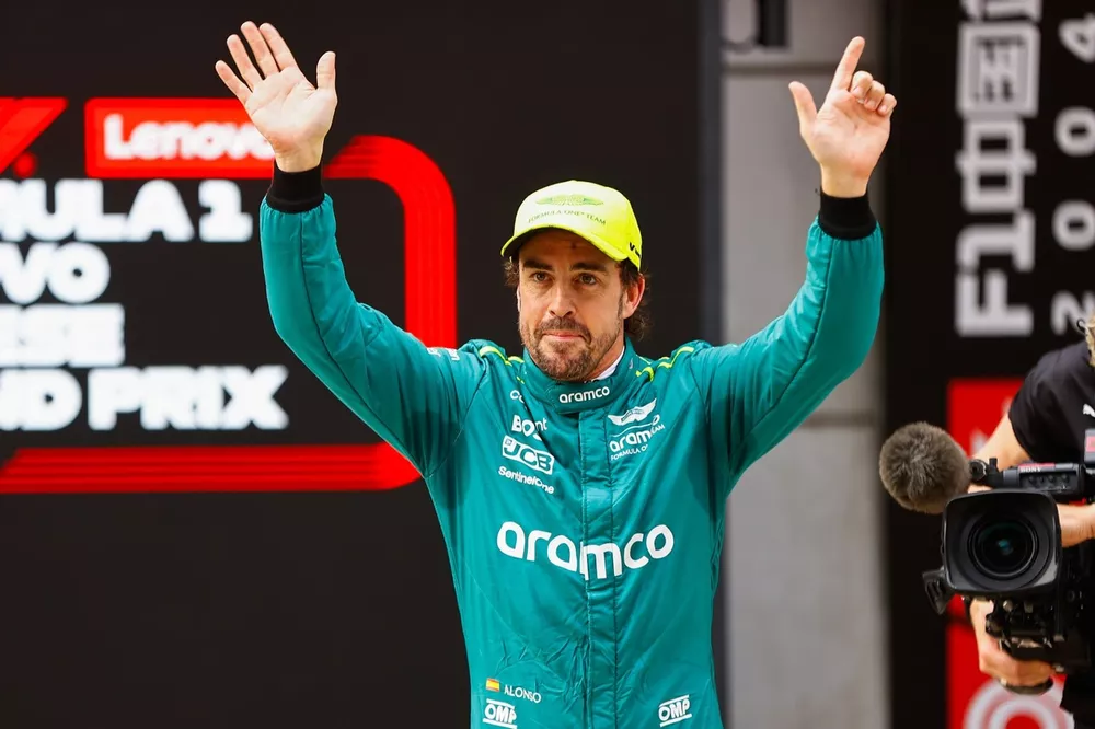 Fernando Alonso, Aston Martin F1 Team, celebra en Parc Ferme, despu&eacute;s de la calificaci&oacute;n