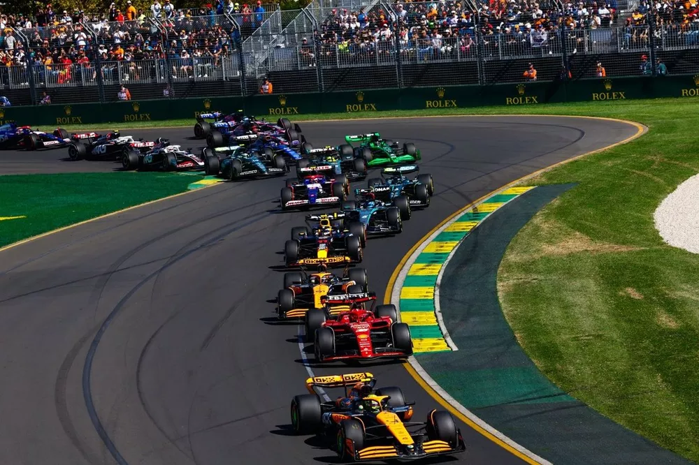 Lando Norris, McLaren MCL38, Charles Leclerc, Ferrari SF-24, Oscar Piastri, McLaren MCL38, Sergio Perez, Red Bull Racing RB20, et le reste du peloton au d&eacute;part