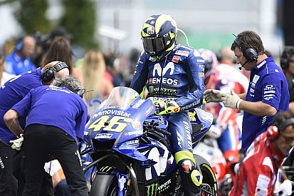 Rossi revela rotina “romântica” ao lado de sua moto antes das corridas